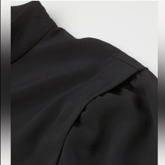 H&M Black Pleated Shoulder Blouse NWT - Picture 3 of 5